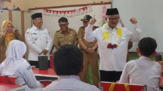 Kunjungi Sekolah di Depok, Mendikdasmen Imbau Para Guru Batasi Penggunaan Gawai