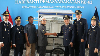 Peduli Keluarga Napi, Lapas Cibinong Hibahkan Gerobak untuk Dagang Gorengan