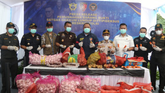 Bareskrim Polri Musnahkan Puluhan Ton Bawang Impor Ilegal dari Berbagai Negara