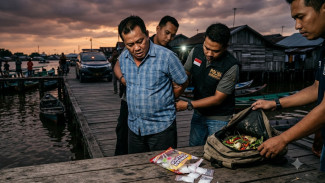 Detik-detik Polisi Ciduk Tukang Sayur yang Nyambi Jualan Narkoba di Batu Ampar