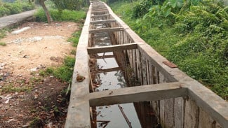 LSM Minta Polda Kalbar Periksa Proyek Saluran Drainase di Gang Bentasan