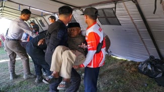 Dari Gunung Halimun, Brimob Polri Beri Layanan Kesehatan Gratis dan Paket Sembako untuk Warga Desa Malasari