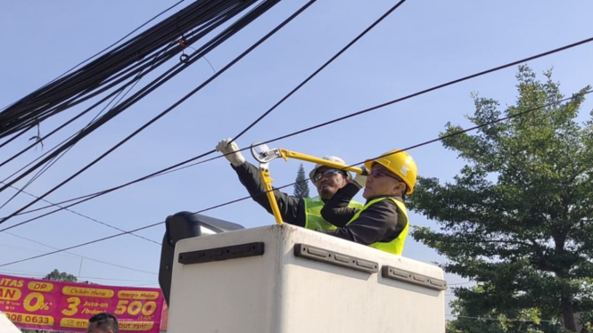 Wali Kota Depok Mohammad Idris potong kabel semrawut