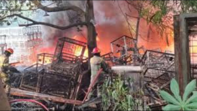 Potret peristiwa kebakaran gudang kabel di Cibubur