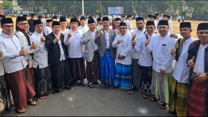 Potret Kepala Kantor Kemenag Kota Depok Enjat Mujiat (tengah)