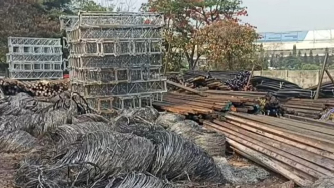 Potret puing sisa kebakaran gudang kabel di Cibubur