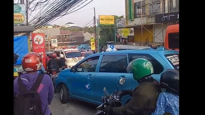 Ambulance terjebak macet di jalan raya Sawangan Kota Depok