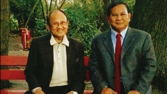 Alm. BJ Habibie bersama Prabowo Subianto