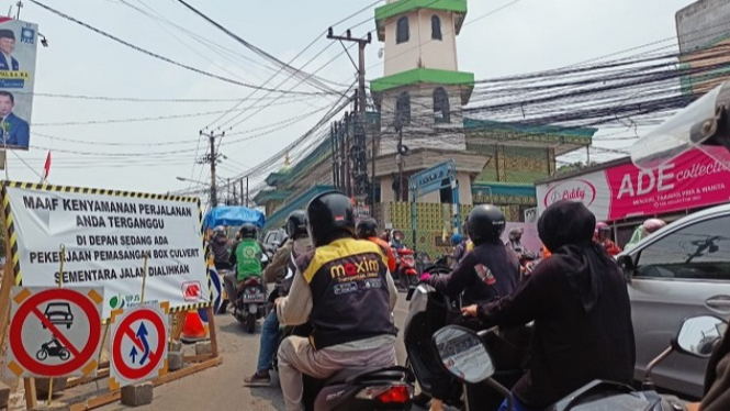 Kondisi macet di Jalan Raya Sawangan Depok perempatan Mampang