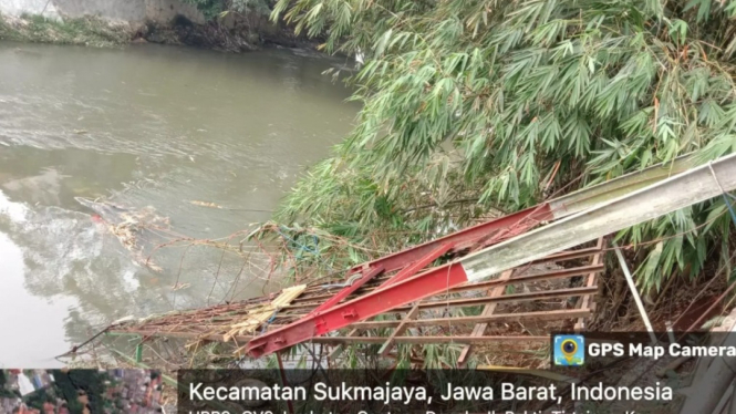 Viral jembatan gantung di Depok roboh