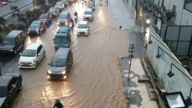 Penampakan banjir Margonda Depok