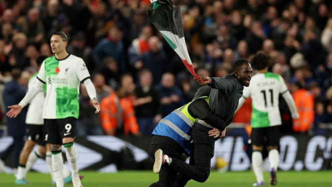 Aksi Penonton Kibarkan Bendera Palestina saar Laga Luton Vs Liverpool