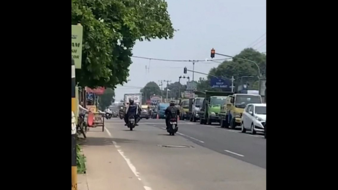 tabrakan beruntun di jalan Raya Parung