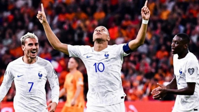 Potret Kylian Mbappe (tengah)