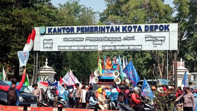 Demo buruh di depan Balaikota Depok, Jalan Margonda
