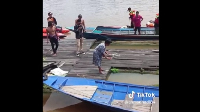 Wanita ritual panggil buaya di Kalimantan