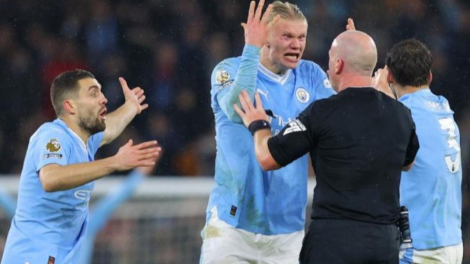 Potret aksi protes pemain Man City terhadap Wasit