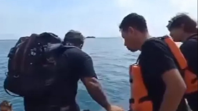 Potret pria diduga Marco Karundeng saat berada diatas kapal