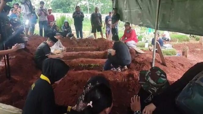 4 bocah yang dibunuh ayah di Jagakarsa dikubur di Depok.
