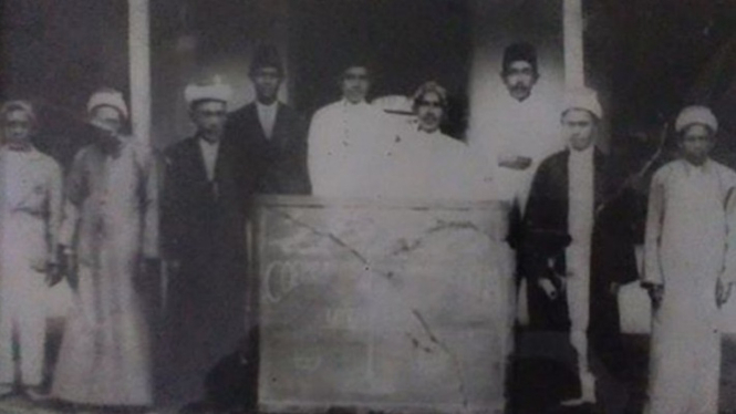 KH Syam'un (dua dari kanan) bersama para pejuang Banten.