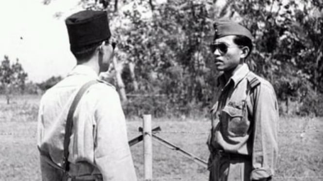 Halim Perdana Kusuma (kiri) bersama Jenderal Besar Sudirman (kanan).