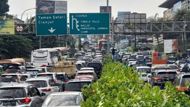 Kemacetan di jalur Puncak Pass.