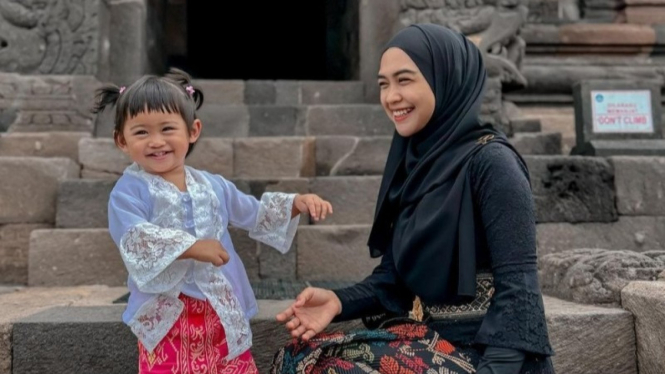 Potret Ria Ricis bersama sang anak