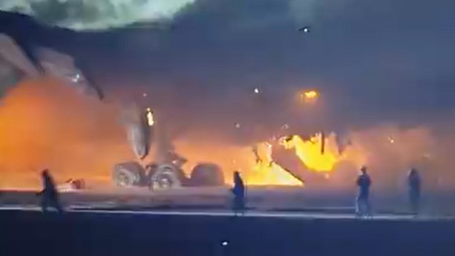 Video Pesawat Jepang Airlines terbakar.