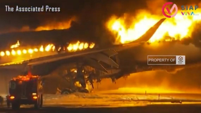 Pesawat Japan Airlines Terbakar di Bandara Haneda Tokyo