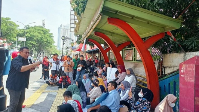 Anggota DPRD Depok, Ikra saat berorasi di depan SDN Pondok Cina