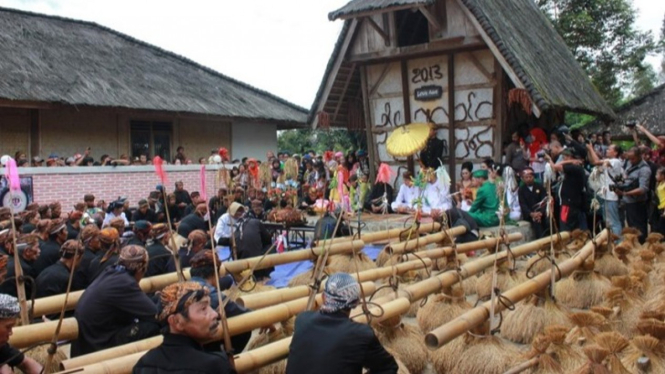 Acara masyarakat adat Cisungsang Banten.