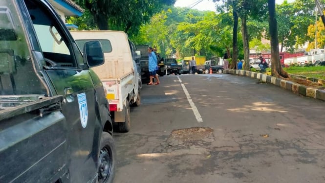 Potret kondisi antrian kendaraan uji Kir Gratis di Depok