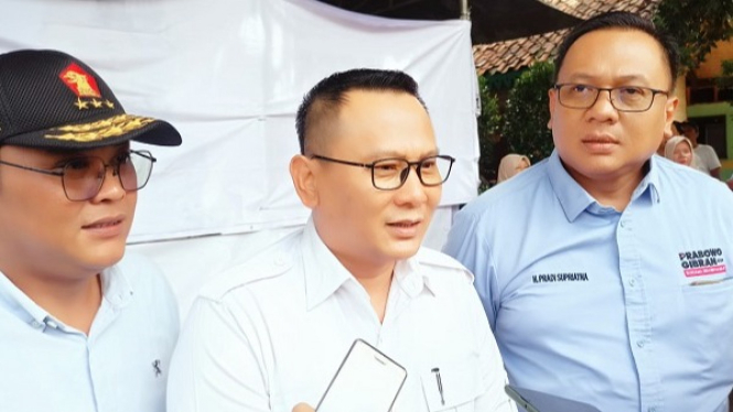 Sekretaris Gerindra Depok, Hamzah (tengah) soal debat Gibran