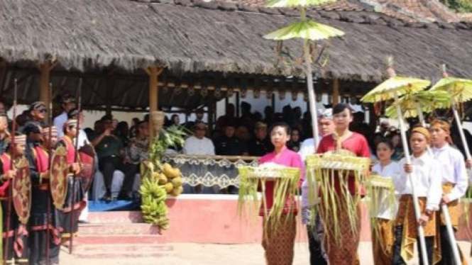 Tradisi Seren Taun suku Sunda di Kuningan, Jawa Barat.