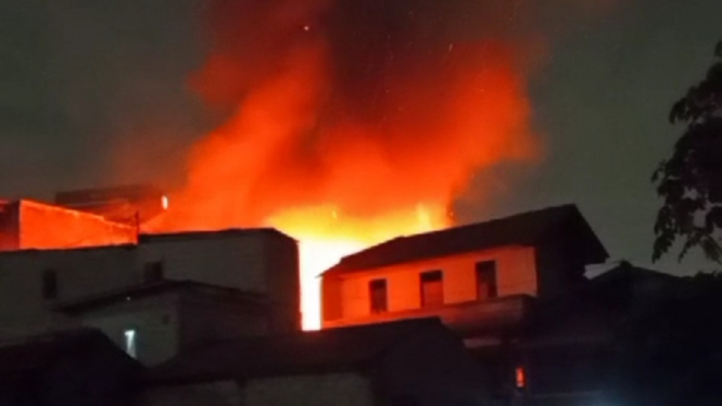 Kebakaran di belakang SDN Pondok Cina 1 Depok