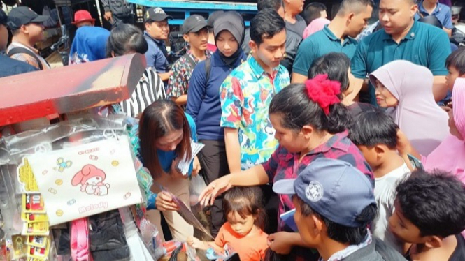 Gibran dan Selvi belanja di Pasar Kemirimuka Depok