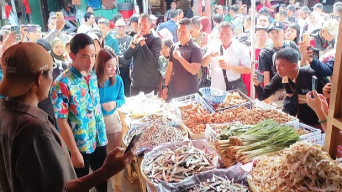 Gibran dan Selvi Ananda di Pasar Kemirimuka Depok