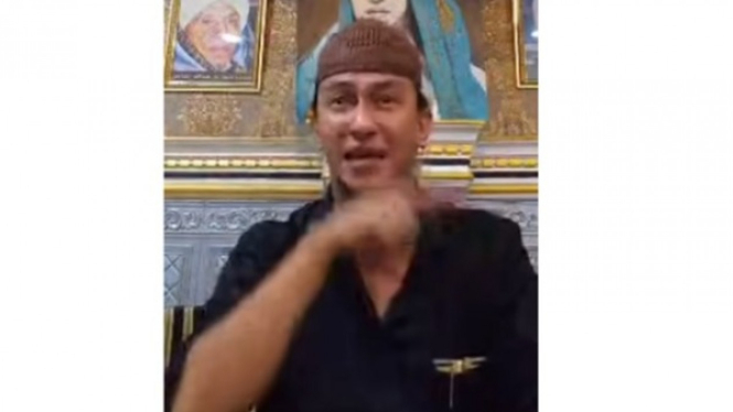 Habib Bahar menangis di hadapan sejumlah santri