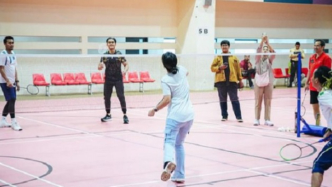Kaesang main bersama legenda badminton