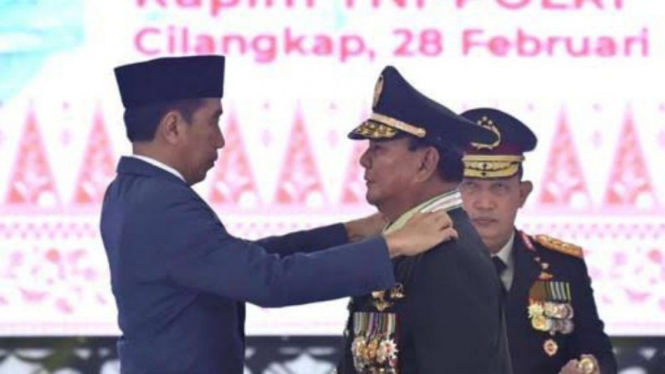 Potret momen Presiden Jokowi saat memberikan pangkat Jenderal