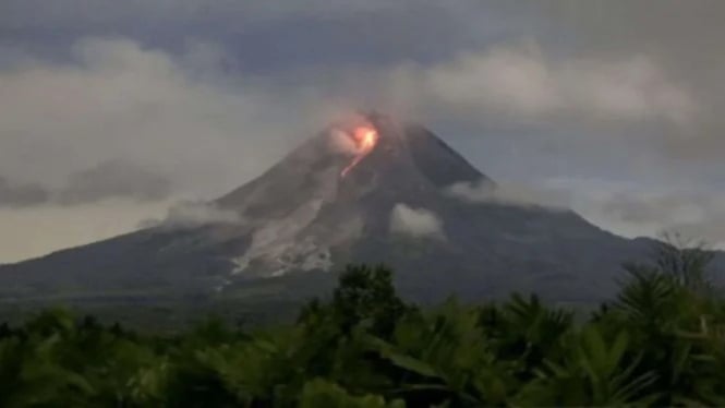 Ilustrasi gunung meletus.