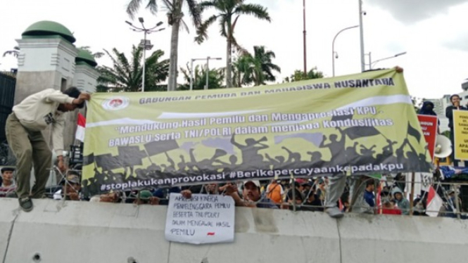 Aksi Gabungan Pemuda Mahasiswa Nusantara di gedung DPR