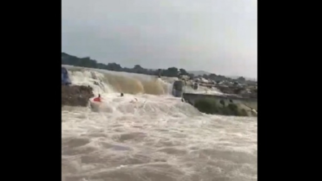 Tanggul utara Desa Bugel, Grobogan jebol menyebabkan banjir