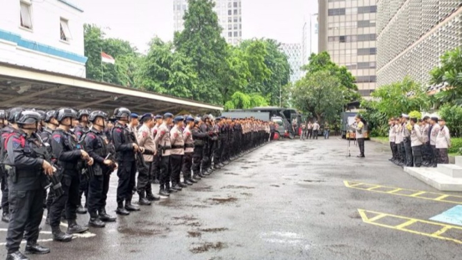 Polisi perketat penjagaan Bawaslu dan KPU.