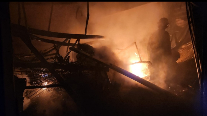 Kebakaran toko bangunan di Sawangan Depok