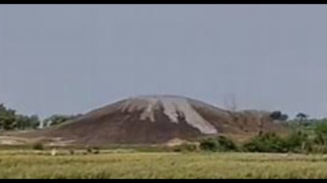 Potret gundukan lumpur yang disebut gunung baru