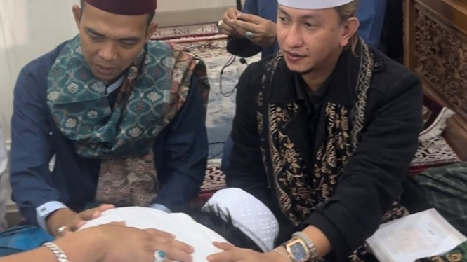 Momen pria Maluku masuk Islam di hadapan UAS dan Habib Bahar