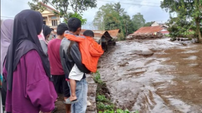 Banjir lahar dingin Gunung Marapi.