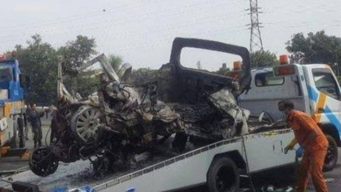 Potret bangkai mobil kecelakaan Tol Cikampek