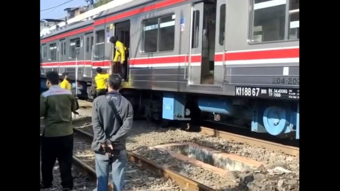 KRL Tujuan Kampung Bandang-Cikarang Anjlok, KAI Minta Maaf